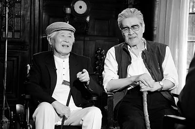 白桦与蓝天野（右）。