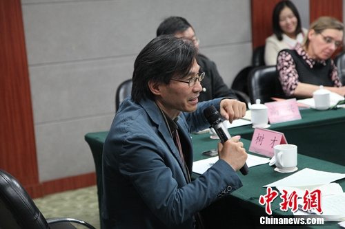 树才在发言。北师大国际写作中心供图。