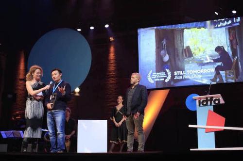 范俭导演在IDFA2016颁奖典礼。摄影：于卓。