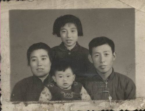 1972年与父母和小妹合影
