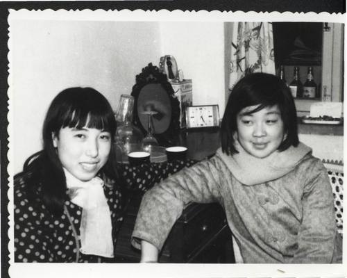 1985年，在精神病院宿舍与邓红锦合影