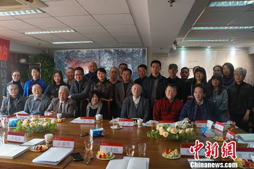 诗人灰娃:总想从文字中找点让自己成长的东西 诗人灰娃:总想从文字中找点让自己成长的东西