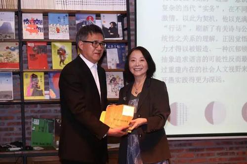 奚密（右）向萧开愚（左）颁飞地诗歌奖