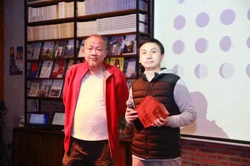 孙文波（左）向了小朱（右）颁飞地青年诗人奖