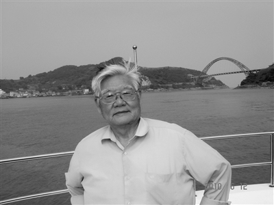 叶橹，原名莫绍裘。1936年7月生于南京。中国当代权威的诗歌评论家，扬州大学教授，对诗歌文本及重要诗人的出现，有着卓越的洞察力，发现推介了闻捷、昌耀等当代重要诗人。