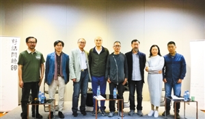 “年度十大好诗”终评会各位评委合影，左起：沈苇、树才、张曙光、刘海星、吕德安、耿占春、子夏、朵渔。