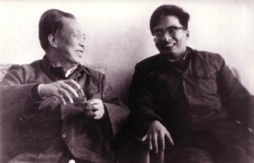 图志14，在艾青寓所与艾青交谈1982