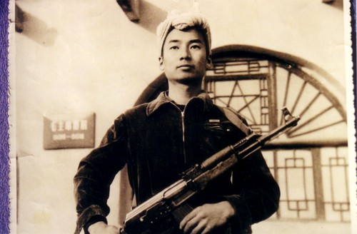 图志8，延安插队在杨家岭留影1970年