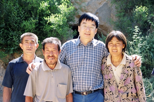 图志43，当年房东的小闺女还有邻居伙伴在住过的破窑前合影2005年