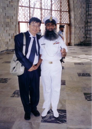 图志32，“911”后二天访巴基斯坦与保护访问团的警官2001