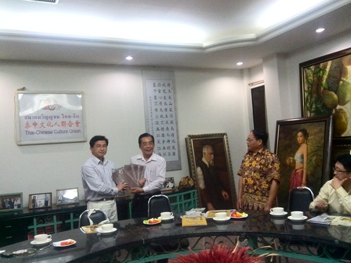 泰国北塔与林栩互赠礼物