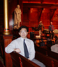 北塔在哈佛大学大礼堂（臧棣摄）