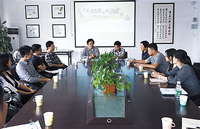 胡弦（中间左）与广州本地诗人的雅集由著名评论家温远辉（中间右）主持 羊城晚报记者 邓勃 摄