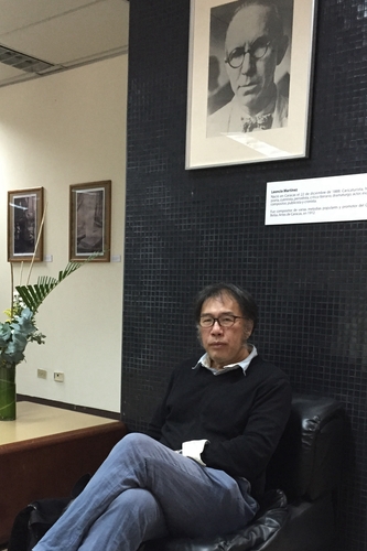 g西川2016年6月在加拉加斯的委内瑞拉国家图书馆，背后墙上挂着诗人马丁内斯的照片