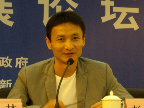 杨卫2008年在重庆某论坛上的发言照，郑荔摄