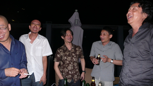 杨卫(右二)与何多苓(右一)、毛焰(中)、王兴伟(左二)、萧昱(左一)2009年在上海