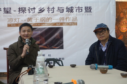 杨卫与著名公知于建嵘共同主持会议，摄于2016年