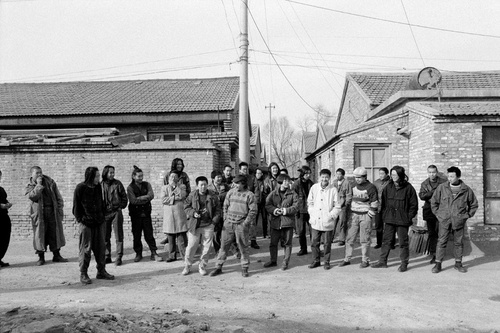 圆明园时期的杨卫(中间穿白衣者)，胡敏摄于1995年_副本