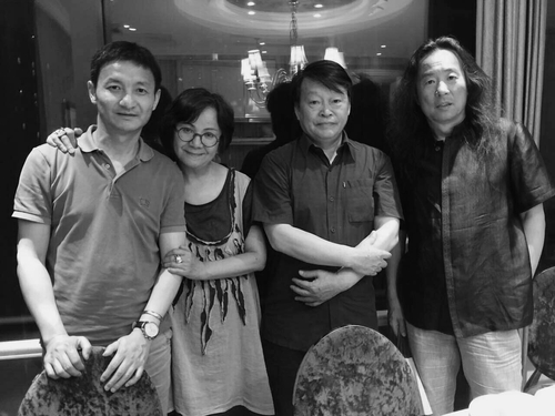 杨卫与著名诗人杨炼(右一)、著名诗评家唐晓渡(右二)、著名作家友友(右三)，2015