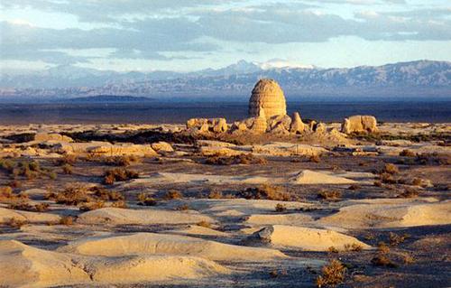 这是位于甘肃省瓜州县境内的锁阳城遗址(2004年9月18日摄)。锁阳城是古丝绸之路上雄踞酒泉(古称肃州)和敦煌(古称沙州)之间的重要政治、军事、经济、文化中心,起始于西晋,兴盛于隋唐,西夏时期又是西夏政权控制河西的枢纽。2014年,锁阳城遗址被录入世界遗产名录。新华社发(赵文生 摄) 这是位于甘肃省瓜州县境内的锁阳城遗址(2004年9月18日摄)。锁阳城是古丝绸之路上雄踞酒泉(古称肃州)和敦煌(古称沙州)之间的重要政治、军事、经济、文化中心,起始于西晋,兴盛于隋唐,西夏时期又是西夏政权控制河西的枢纽。2014年,锁阳城遗址被录入世界遗产名录。新华社发(赵文生 摄)