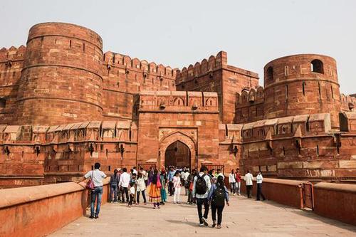 这是2014年11月8日,游客在印度北方邦阿格拉市参观阿格拉古堡。新华社记者 郑焕松 摄 这是2014年11月8日,游客在印度北方邦阿格拉市参观阿格拉古堡。新华社记者 郑焕松 摄