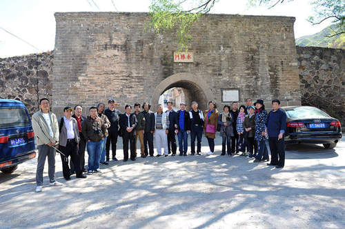 诗人在沿河城采风_副本