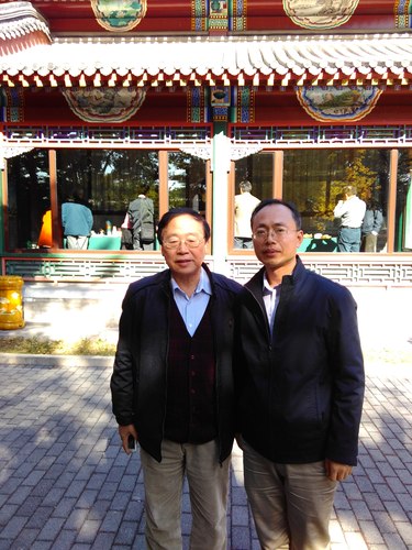 2015年11月与吴思敬先生在香山卧佛寺