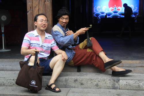 2014年在浙江鲁镇 和扮阿Q的村民一起