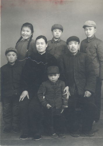 5、1972年，平凉，心里温暖而忧伤的全家福，后排中间是我