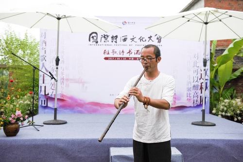 清韵箫社社长子云在现场用箫演奏《诗》 - 复件