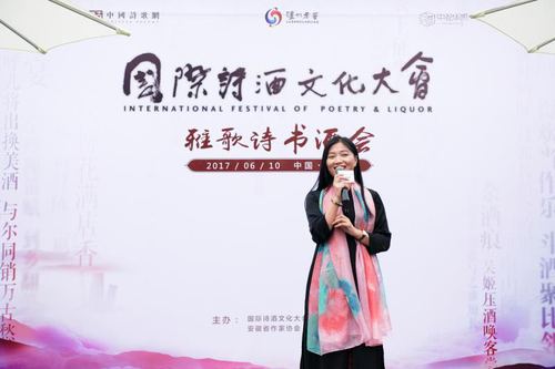 诗人方二妹表演京剧《贵妃醉酒》 - 复件