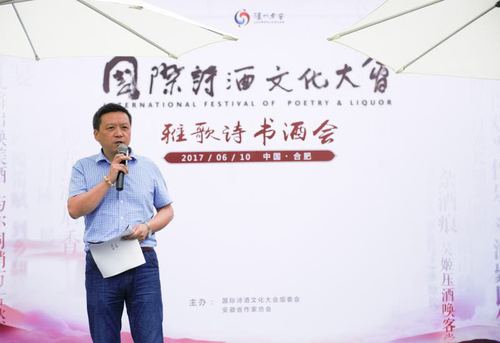 著名作家、诗人，安徽省作协秘书长，《诗歌月刊》主编李云朗诵自己的诗作《沉醉其中》