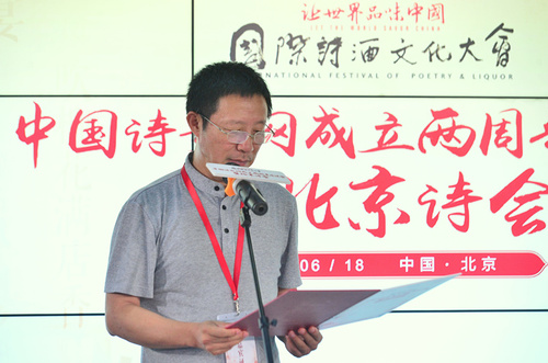 著名诗人欧阳江河进行诗朗诵_副本