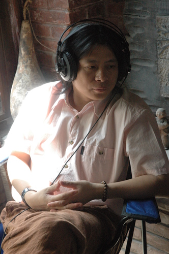 2诗人导演杨义巢在电视剧《画家村》拍摄现场