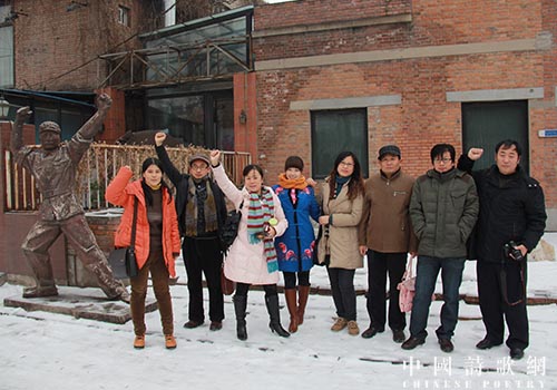 2012年，北京，与诗人丁立、徐俊国、邓朝晖、林莉、宋晓杰、孙方杰、尤克利、