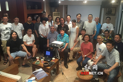 24日睌，湘籍著名诗人周瑟瑟诗集《苔藓》分享会与《幸存者》诗刊诗歌朗诵会在长沙举行。