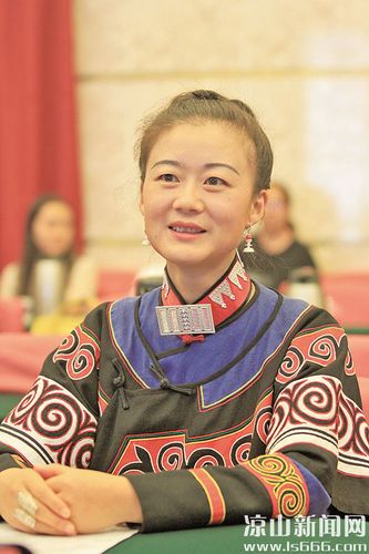 彝族女诗人鲁娟