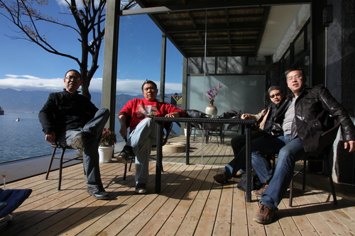 参加天问诗歌节的部分诗人们在洱海边