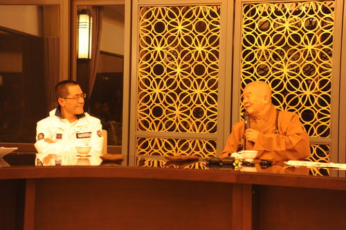 2013年1月，应星云大师之邀，“第六届天问诗歌节”在台湾举办。星云大师与来自内地的诗人座谈，并为“天问诗人奖”获奖者颁奖。