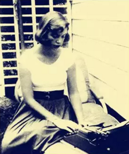 用打字机工作的美国诗人西尔维娅·普拉斯，中国女性主义诗歌深受其黑夜意识影响