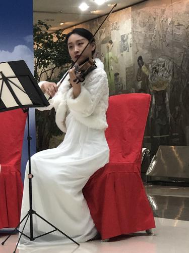 国际首席爱乐乐团、小提琴演奏员刘恋恋及乐队现场伴奏