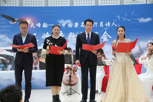 李军、杜雨桐、张尔珂、刘笑宇朗诵《冬 月》《湖边的两株高粱》《首都机场附近的一棵树》《长城》《脚 印》等