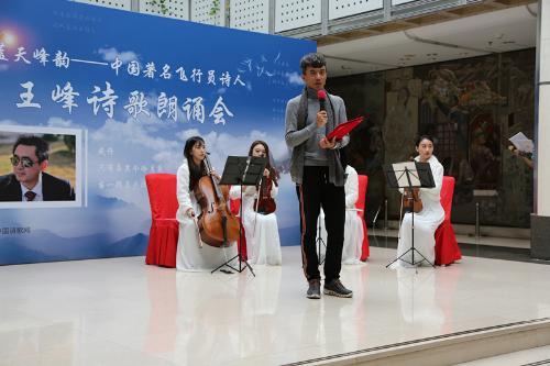 著名演员李卓远朗诵孤独的水