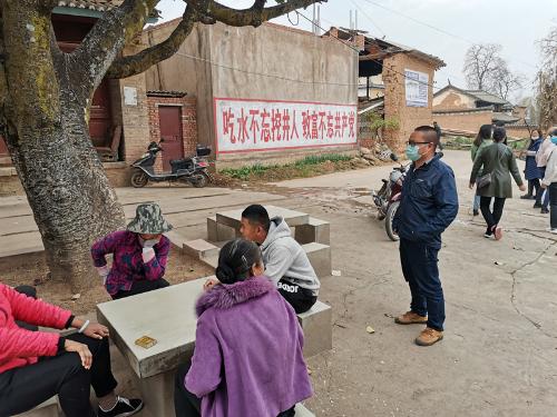 疏散聚集打牌的群众