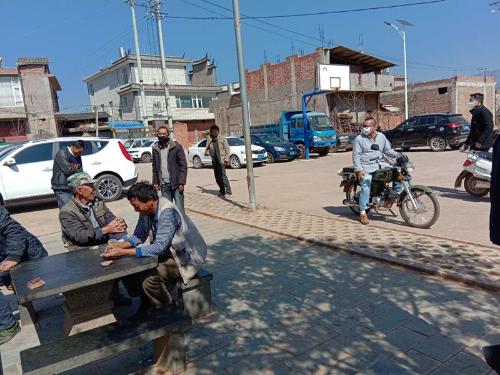 巡防村庄，疏散聚集群众