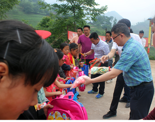 在干田坝村“六一”慰问
