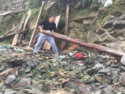 扶贫诗人周明帮助贫困户拆除危房