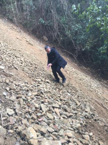 扶贫诗人周明在走访途中