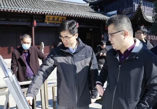 1月14日 宁海县委书记林坚（中）在调研前童古镇  蒋攀 摄.jpg