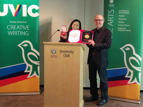 赵四在加拿大维多利亚大学为利尔本颁奖